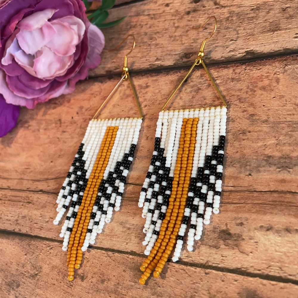 Dangle beaded earring - Picture 2 of 5
